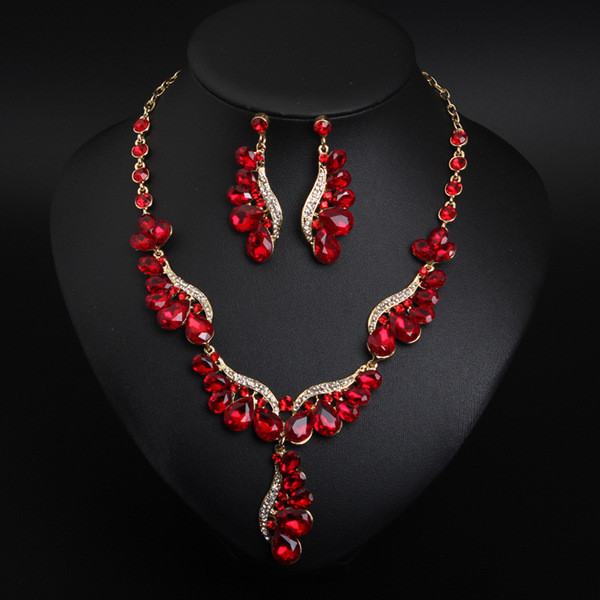 Stiilne kaelakee ja kõrvarõngaste komplekt