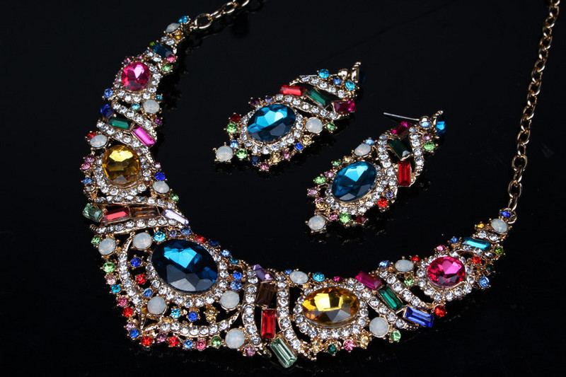 Elegáns nyaklánc és fülbevaló díszkövekkel