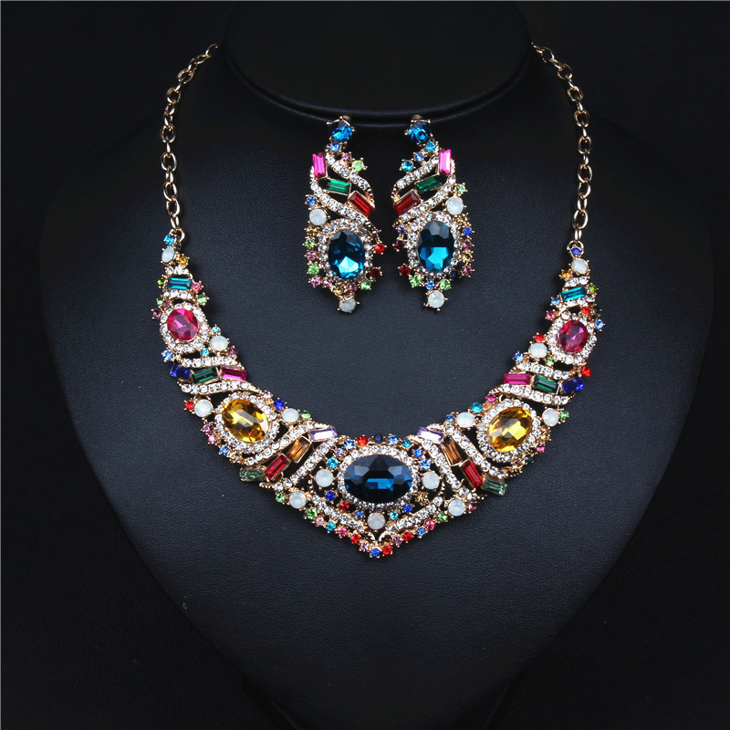 Elegáns nyaklánc és fülbevaló díszkövekkel