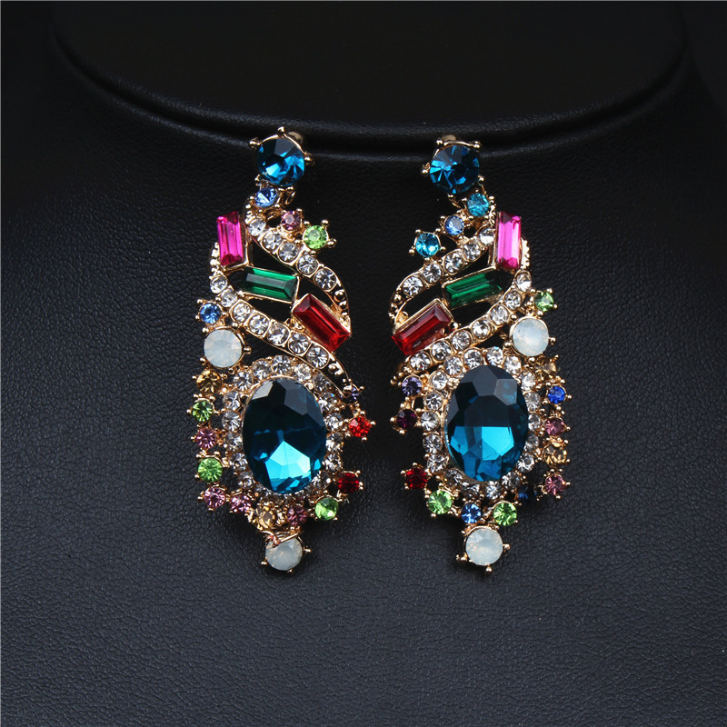 Elegáns nyaklánc és fülbevaló díszkövekkel