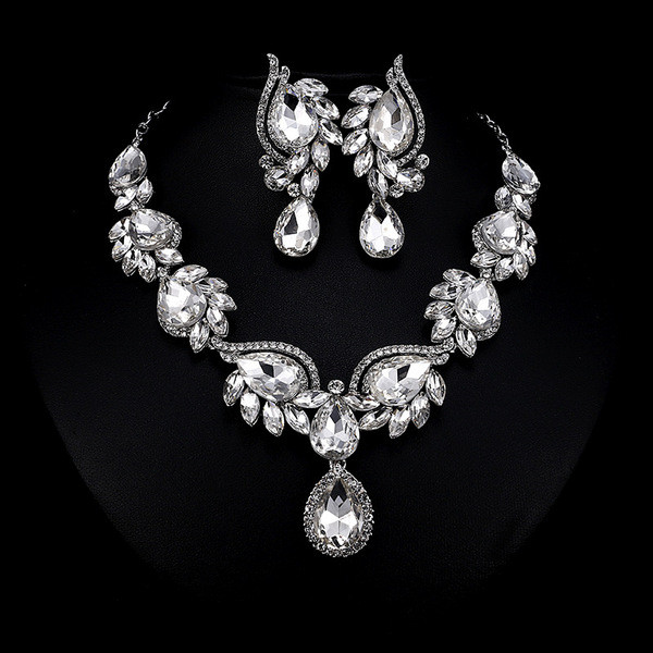 Elegáns női nyaklánc és fülbevaló szett