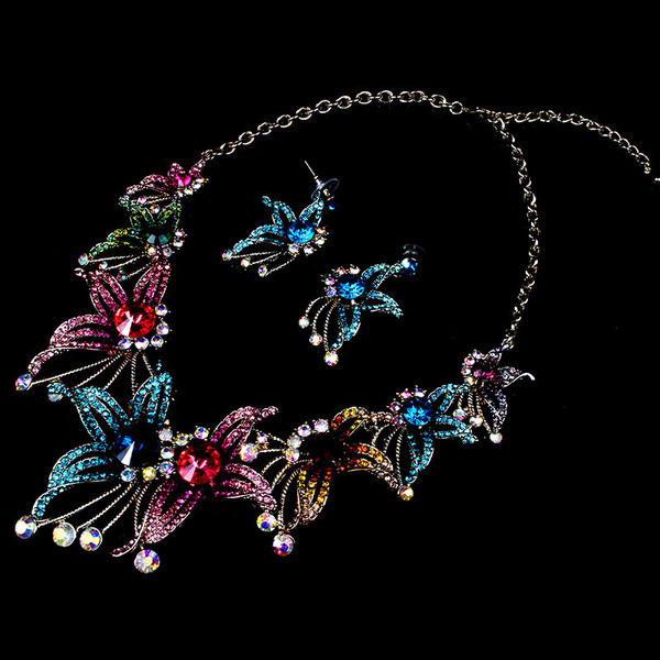 Naiste dekoratiivlillede kõrvarõngaste ja kaelakee komplekt