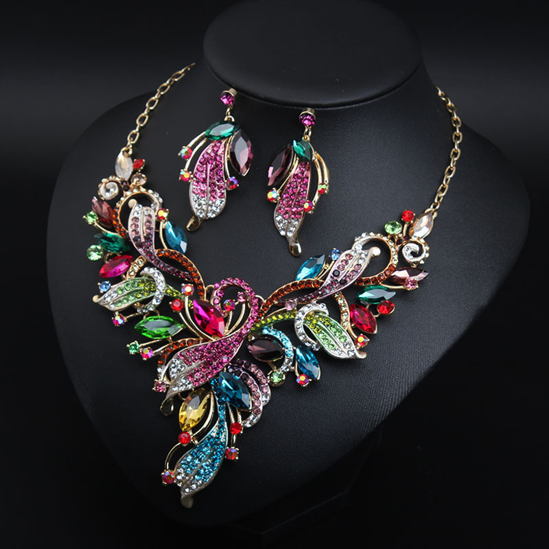 Naprakész fülbevaló és nyaklánc díszkövekkel