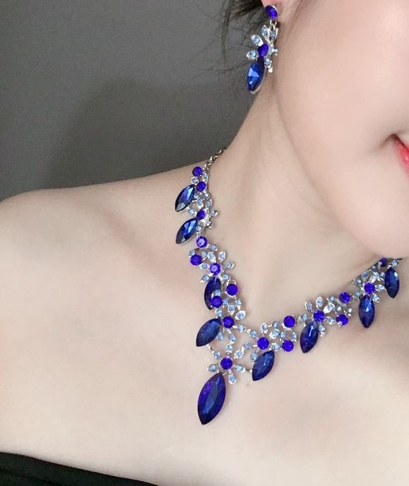 Elegantne kividega kaelakee ja kõrvarõngaste komplekt