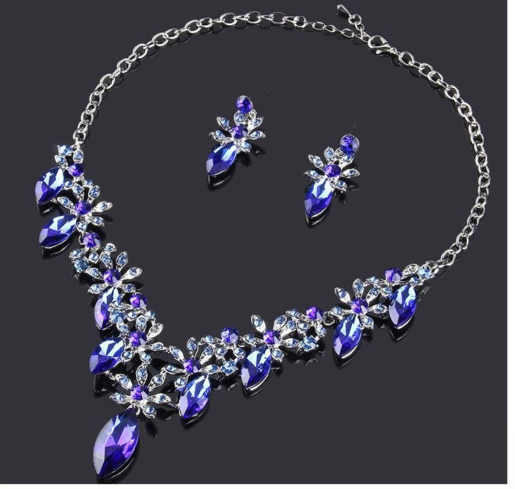 Elegantne kividega kaelakee ja kõrvarõngaste komplekt