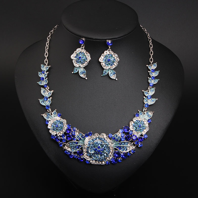 Moteriškas modernus auskarų ir karolių komplektas su dekoratyvinėmis gėlėmis