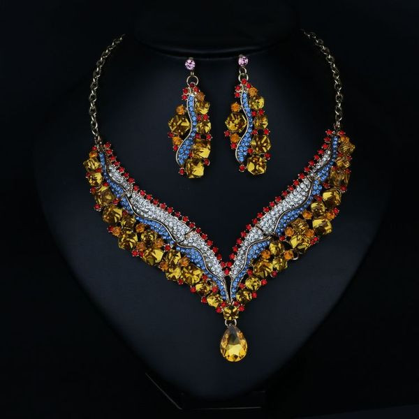 Stiilne dekoratiivkividega kõrvarõngaste ja kaelakee komplekt