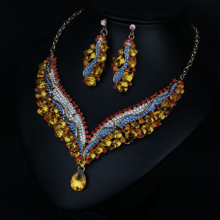 Stiilne dekoratiivkividega kõrvarõngaste ja kaelakee komplekt