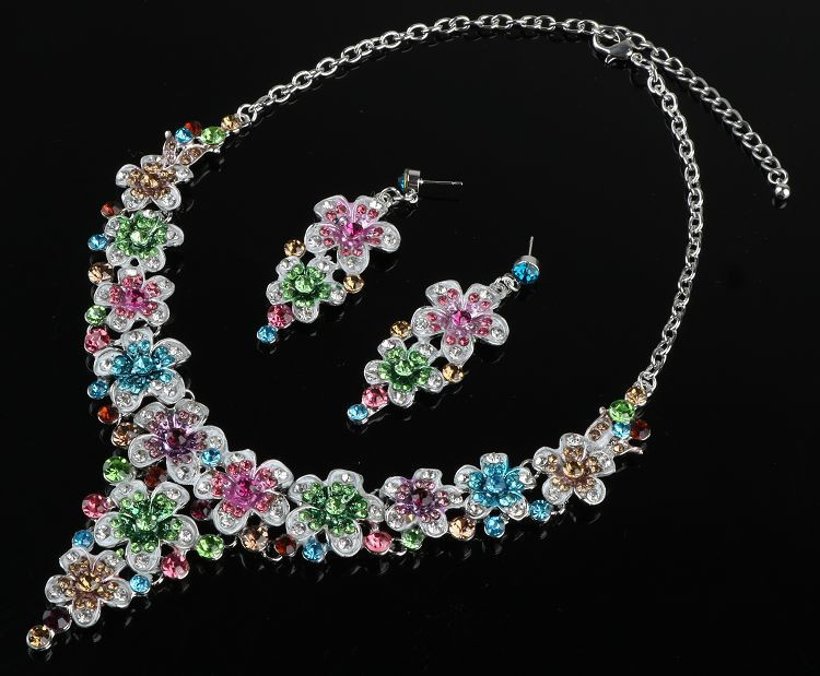 Stílusos hosszú fülbevaló és nyaklánc szett három modellben