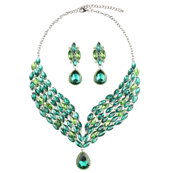 Modern nyaklánc díszkövekkel és fülbevalókkal