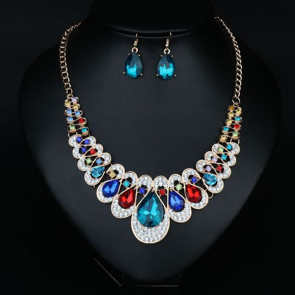 Elegáns nyaklánc és fülbevaló szett