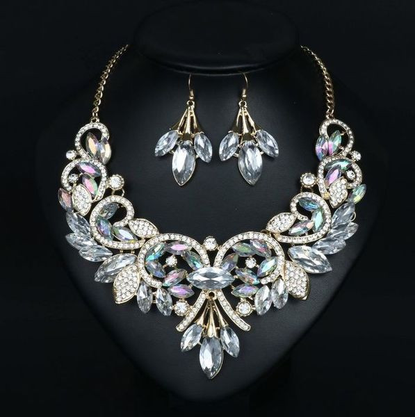 Stiilne kaelakee ja lühikeste kõrvarõngaste komplekt