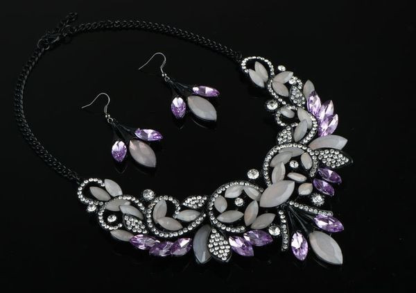 Stiilne kaelakee ja lühikeste kõrvarõngaste komplekt