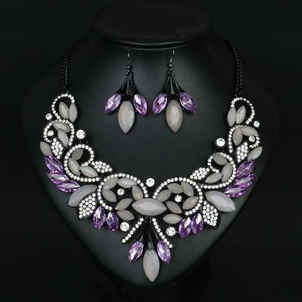 Stiilne kaelakee ja lühikeste kõrvarõngaste komplekt