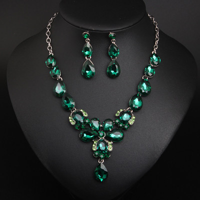 Naiste kaasaegne kõrvarõngaste ja kaelakee komplekt