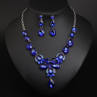 Naiste kaasaegne kõrvarõngaste ja kaelakee komplekt