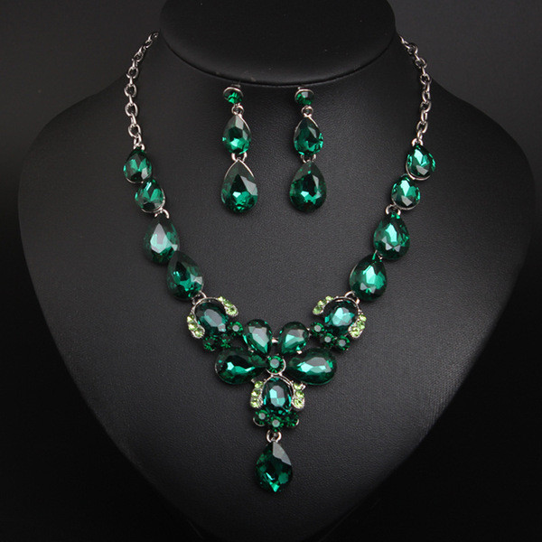 Naiste kaasaegne kõrvarõngaste ja kaelakee komplekt