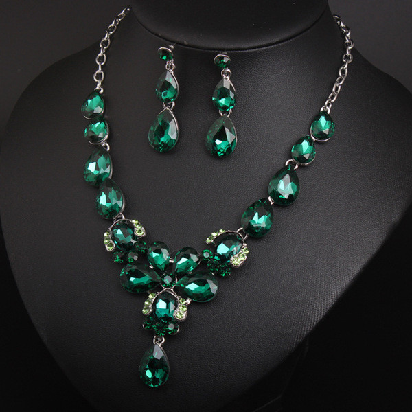 Naiste kaasaegne kõrvarõngaste ja kaelakee komplekt