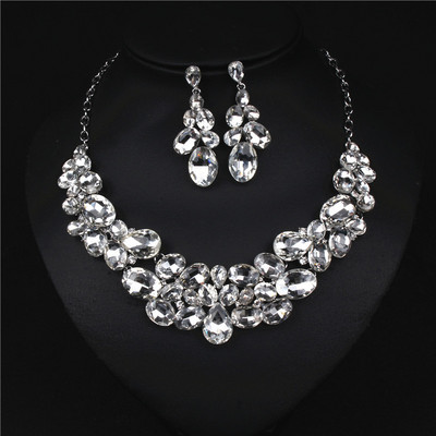 Κομψό σετ κολιέ και κοντά σκουλαρίκια με διακοσμητικές πέτρες