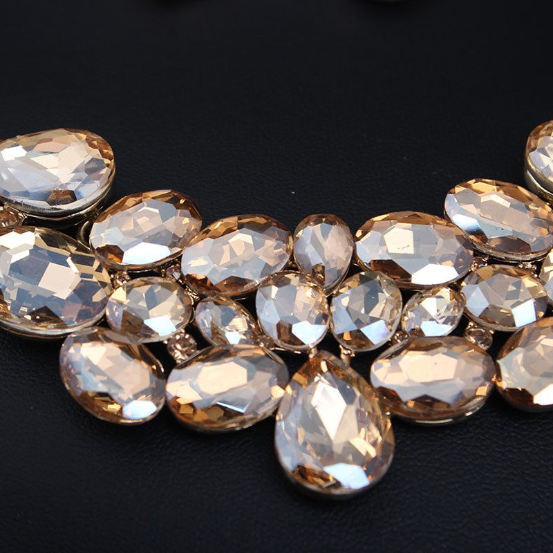 Stiilne kaelakee ja lühikeste kivikestega kõrvarõngaste komplekt