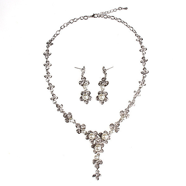 Elegáns nyaklánc és rövid fülbevaló díszgyöngyökkel
