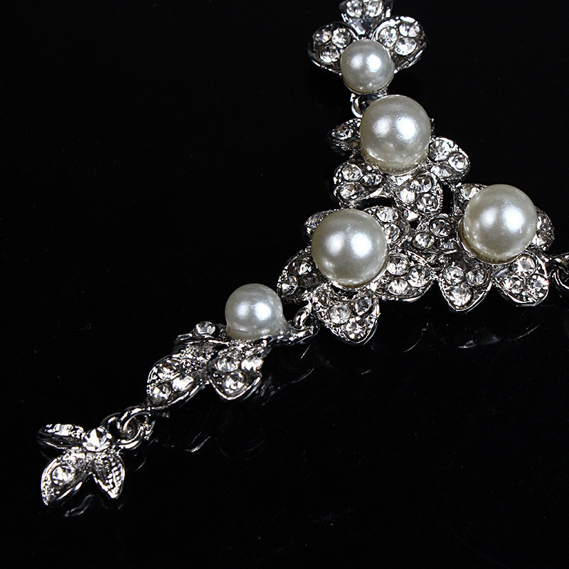 Elegáns nyaklánc és rövid fülbevaló díszgyöngyökkel