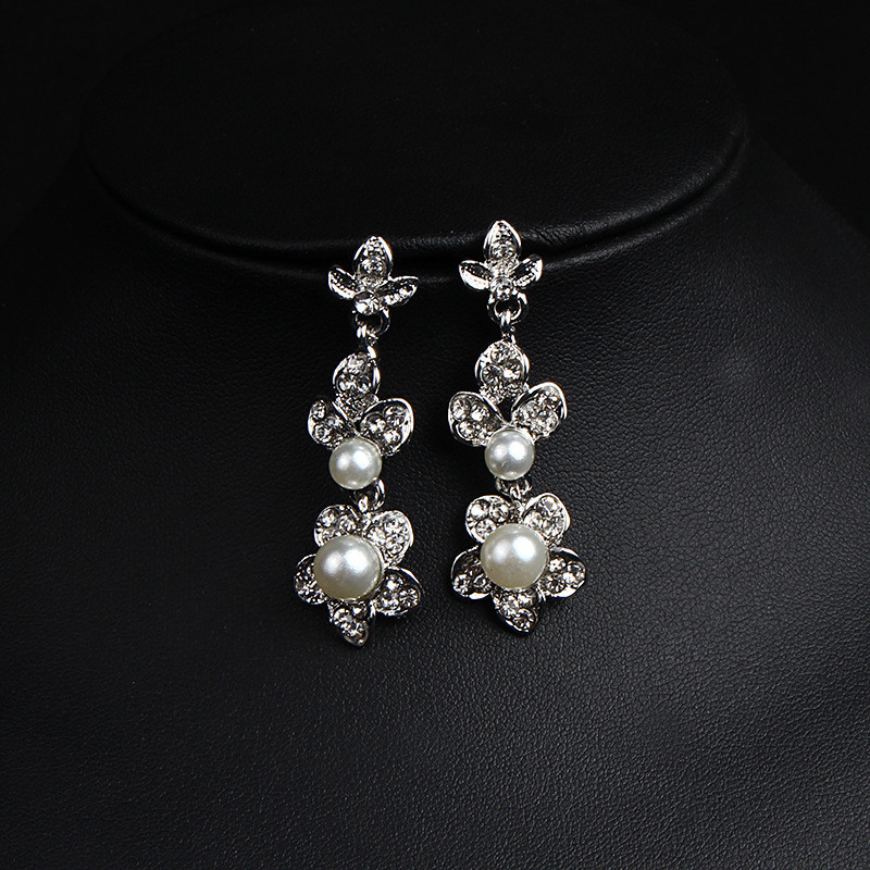 Elegáns nyaklánc és rövid fülbevaló díszgyöngyökkel