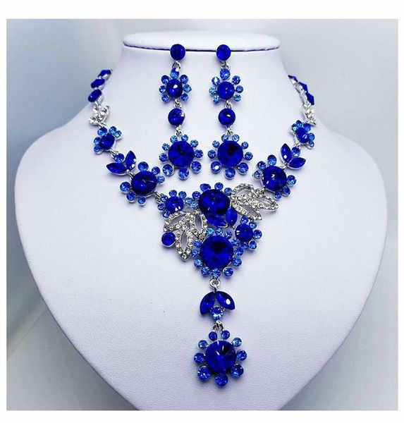 Stílusos nyaklánc és hosszú fülbevaló szett