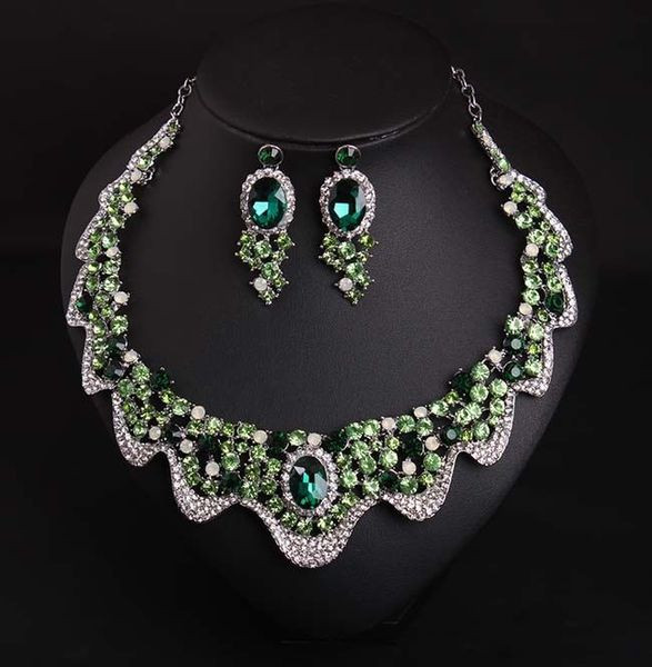 Elegáns női kövekkel díszített nyaklánc és fülbevaló szett