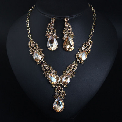 Naprakész nyaklánc és fülbevaló kövekkel