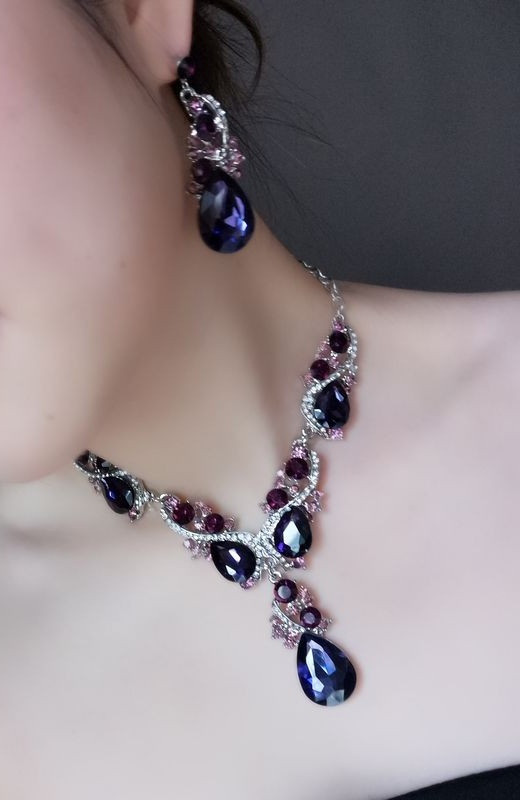 Naprakész nyaklánc és fülbevaló kövekkel