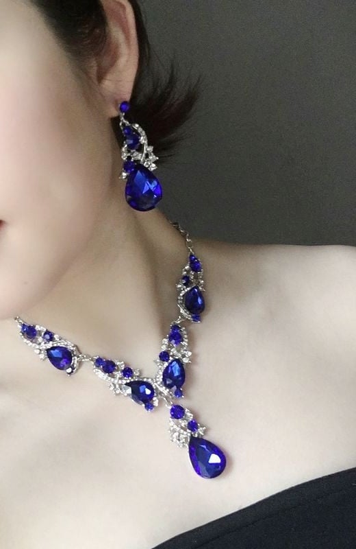 Naprakész nyaklánc és fülbevaló kövekkel