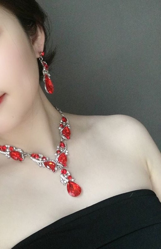 Naprakész nyaklánc és fülbevaló kövekkel