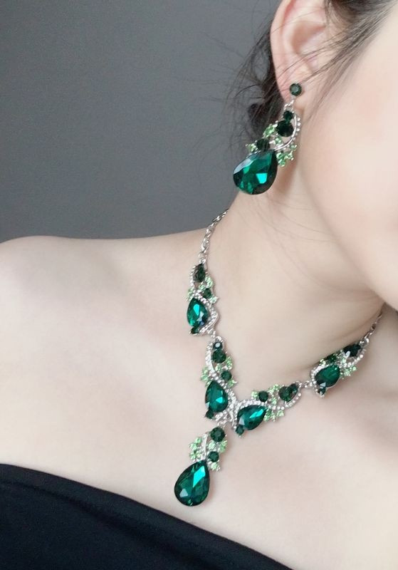 Naprakész nyaklánc és fülbevaló kövekkel