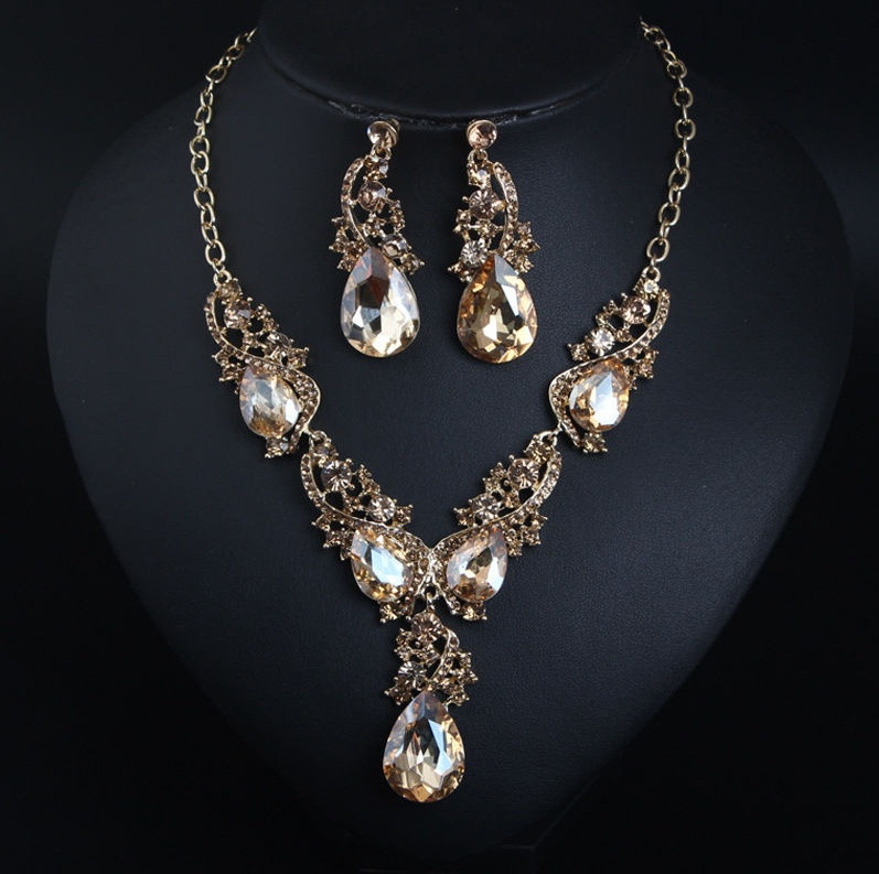 Naprakész nyaklánc és fülbevaló kövekkel