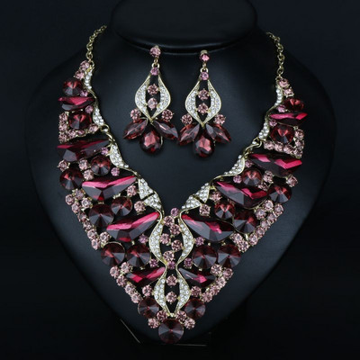 Díszkövekkel díszített női nyaklánc és fülbevaló szett