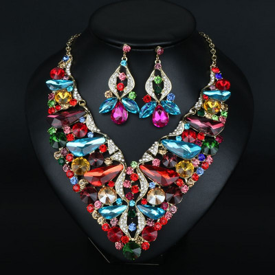 Díszkövekkel díszített női nyaklánc és fülbevaló szett