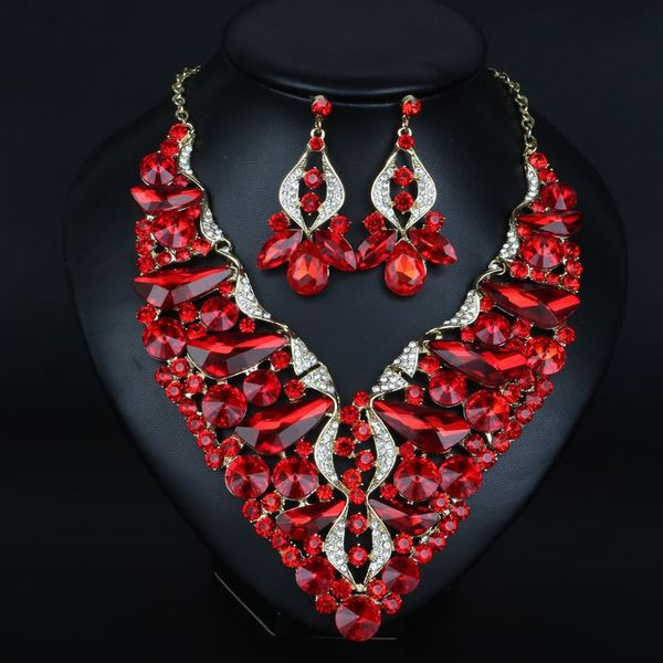 Díszkövekkel díszített női nyaklánc és fülbevaló szett