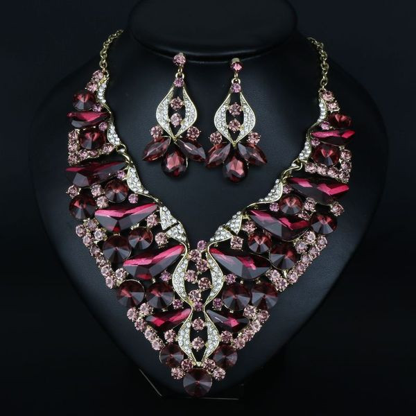 Díszkövekkel díszített női nyaklánc és fülbevaló szett