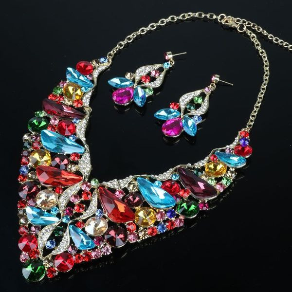 Díszkövekkel díszített női nyaklánc és fülbevaló szett
