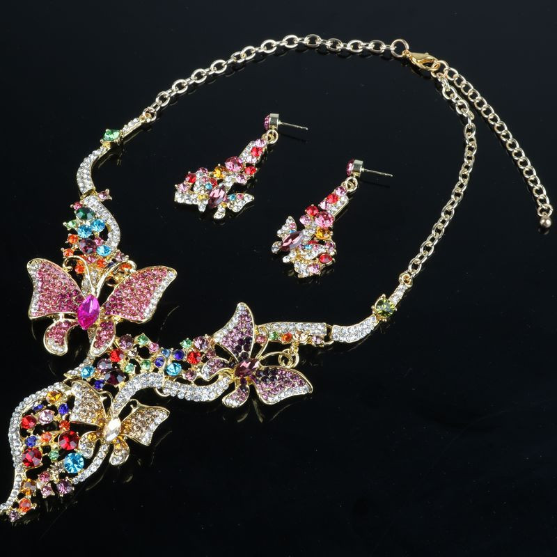 Stílusos rövid fülbevaló és nyaklánc szett