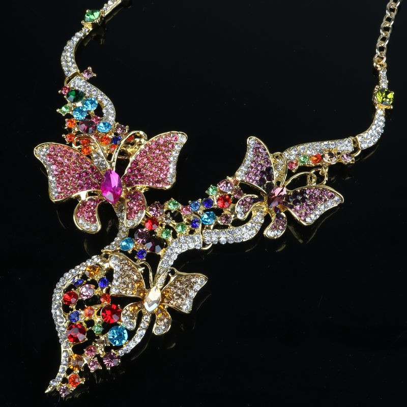 Stílusos rövid fülbevaló és nyaklánc szett