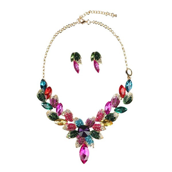 Stílusos nyaklánc és rövid fülbevaló szett