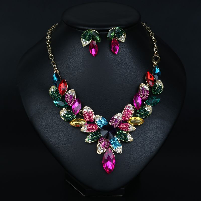 Stílusos nyaklánc és rövid fülbevaló szett