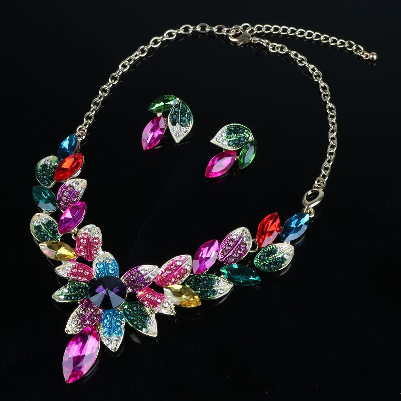 Stílusos nyaklánc és rövid fülbevaló szett