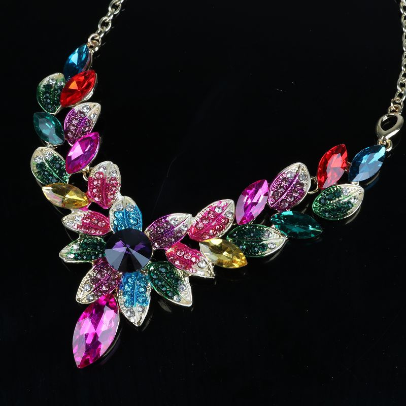 Stílusos nyaklánc és rövid fülbevaló szett