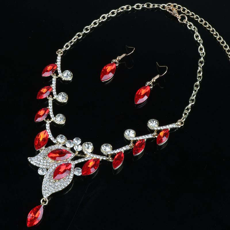Stiilne dekoratiivkividega kaelakee ja lühikeste kõrvarõngaste komplekt