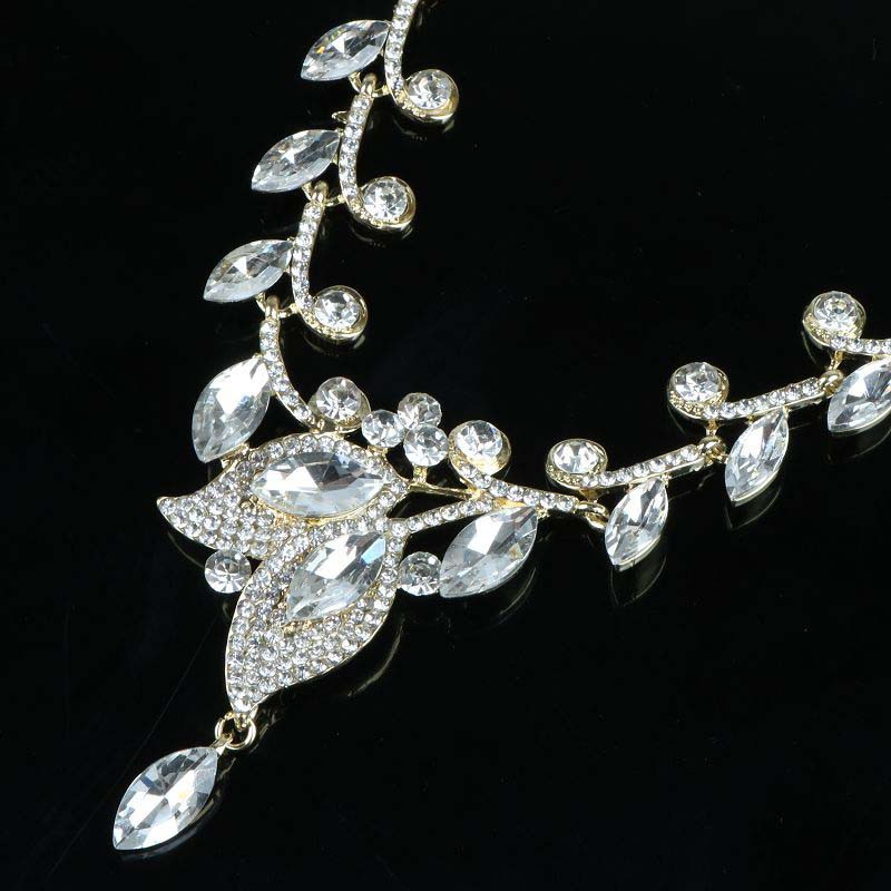 Stiilne dekoratiivkividega kaelakee ja lühikeste kõrvarõngaste komplekt