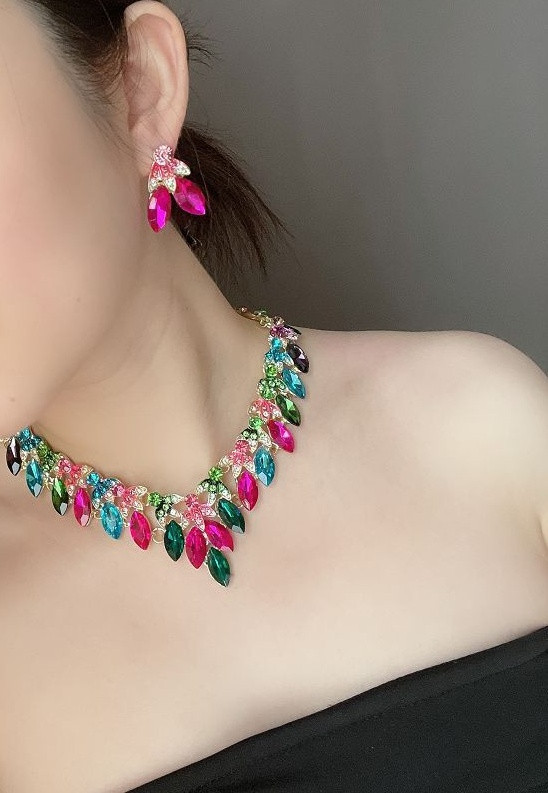 Ajakohane lühikeste kõrvarõngaste ja dekoratiivkividega kaelakee komplekt