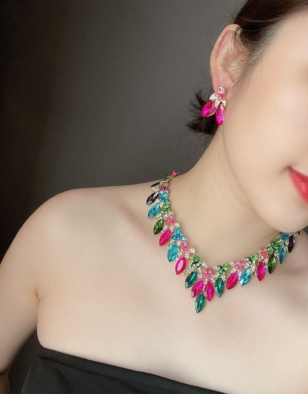 Ajakohane lühikeste kõrvarõngaste ja dekoratiivkividega kaelakee komplekt